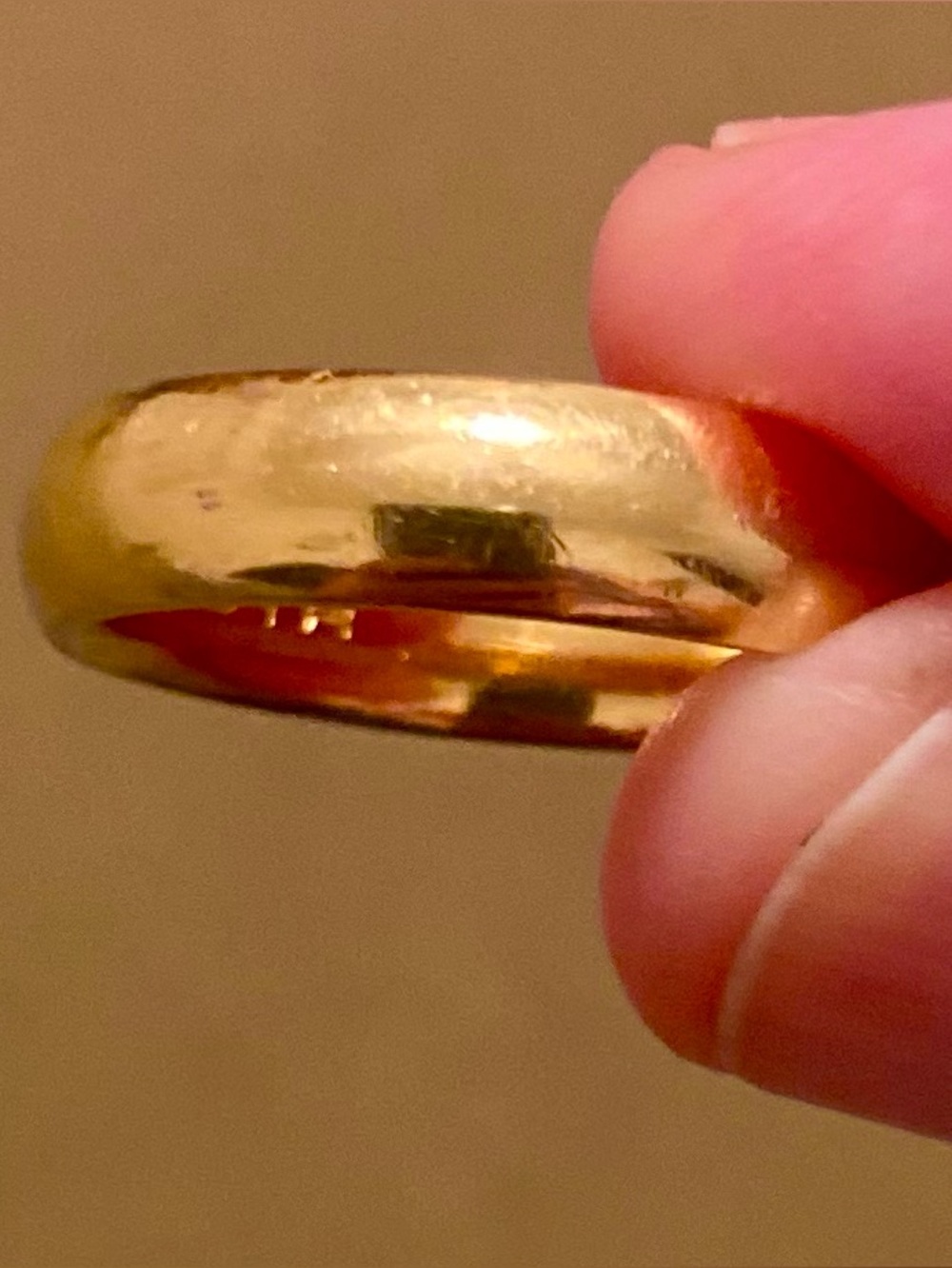 Elegant 18 K Gold Comfort Dome Band Ring for Men. Size 8.